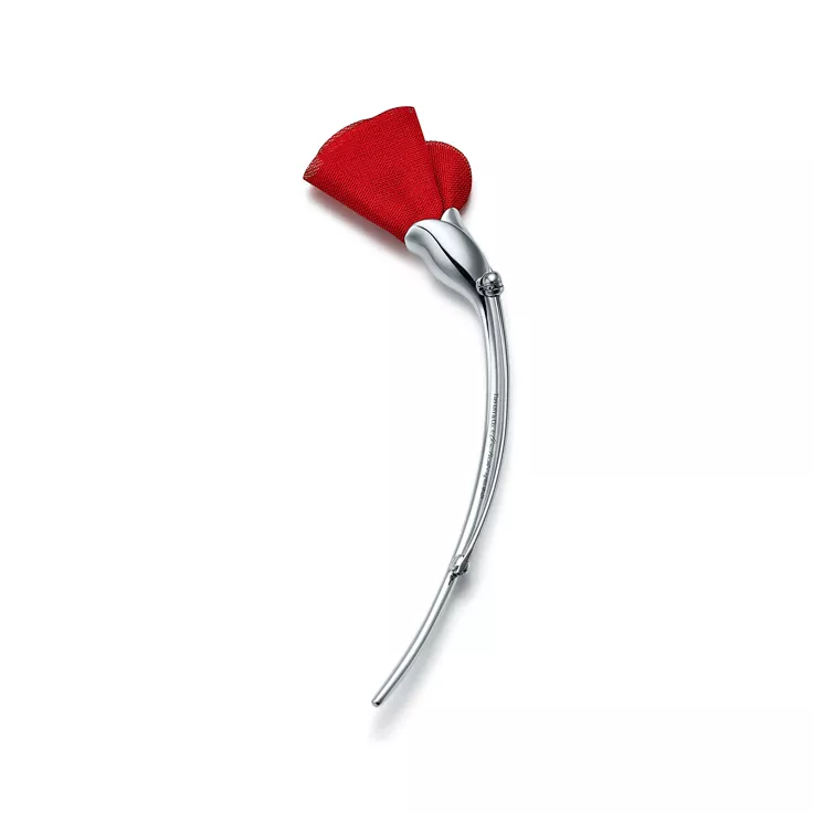 Collezione Elsa Peretti®:Spilla Amapola in argento con seta rossa, 2