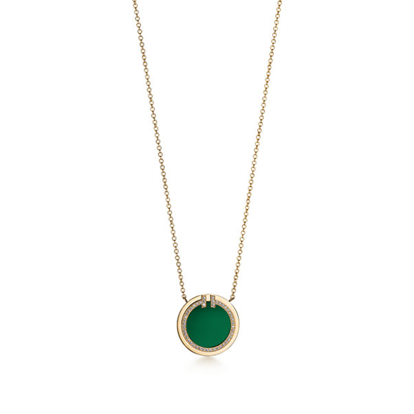 Tiffany T:Circle Pendant in Yellow Gold with Green Agate and Diamonds