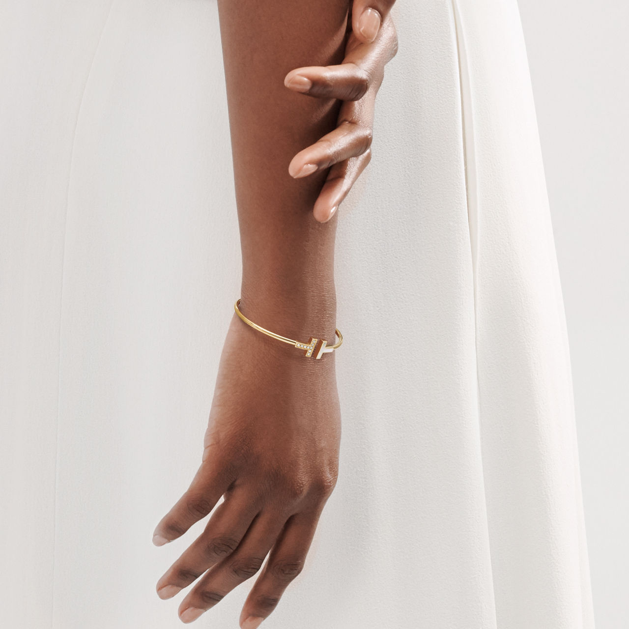 Wire Bracelet in Yellow Gold with Mother-of-pearl and Diamonds