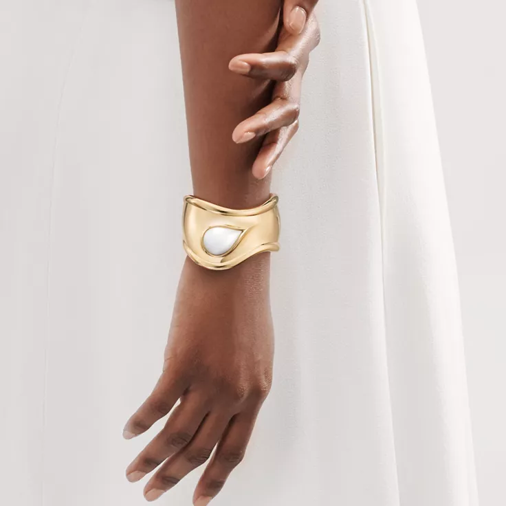 Elsa Peretti®:Small Bone Cuff in Yellow Gold with White Nephrite Jade, 1