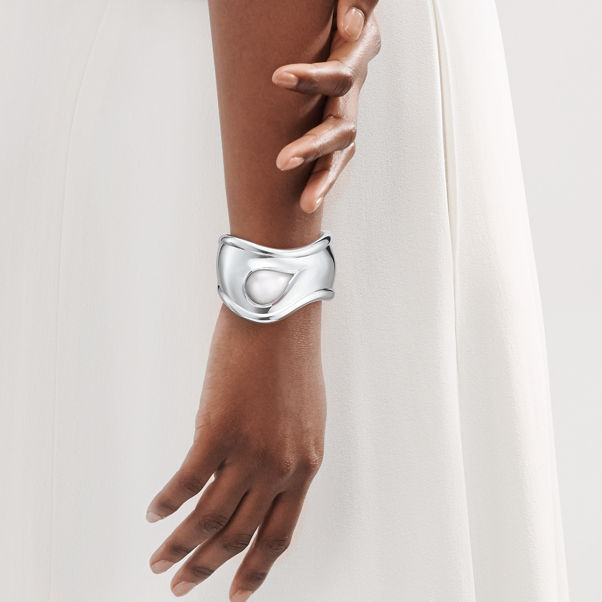 Elsa Peretti®:Kleiner Bone Cuff in Sterlingsilber mit weißer Jade