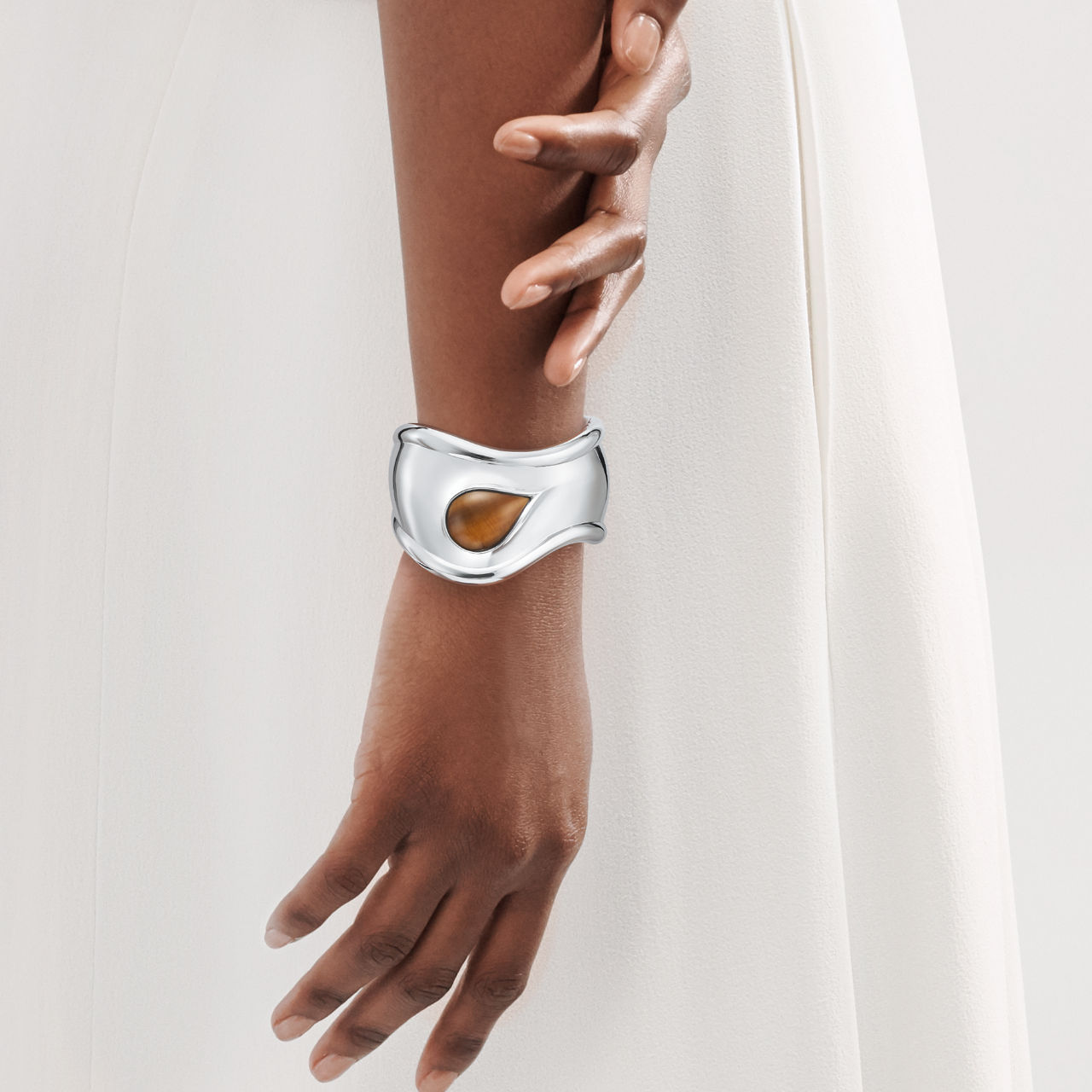 Brazalete Bone pequeño en plata de ley con ojo de tigre