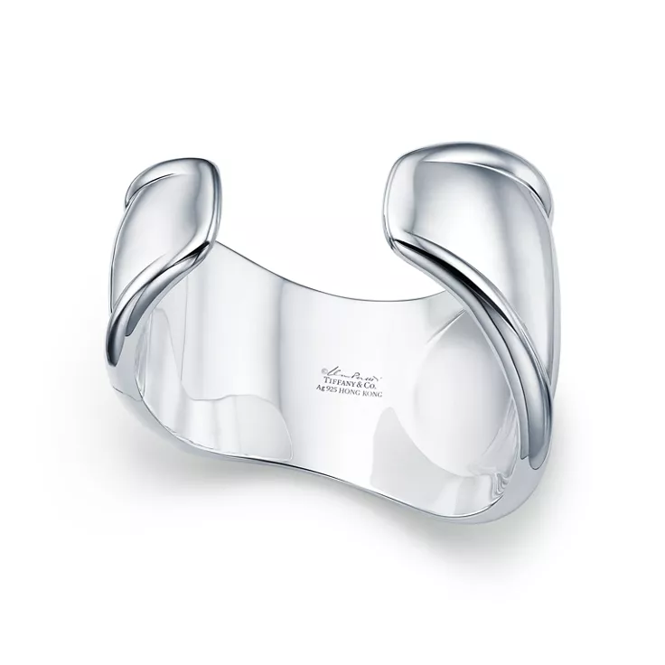 Elsa Peretti®:Small Bone Cuff in Sterling Silver with Snowflake Obsidian, 4