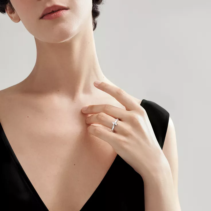 Collezione Tiffany T:Anello T1 in oro bianco, 1