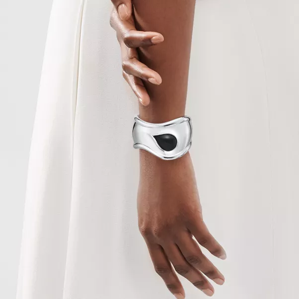 Kleiner Bone Cuff in Sterlingsilber mit schwarzer Jade