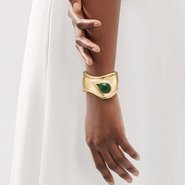 Elsa Peretti®:Small Bone Cuff in 18k Gold with Green Jade