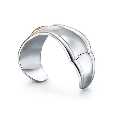 Collezione Elsa Peretti®:Bracciale Bone piccolo in argento con occhio di tigre, 3