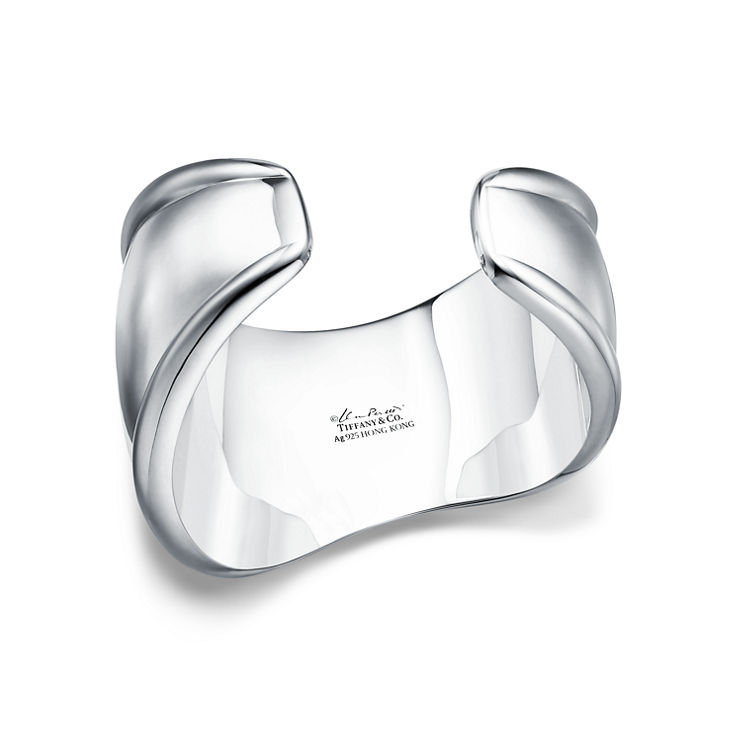 Elsa Peretti®:Small Bone Cuff in Sterling Silver with White Jade image number 4