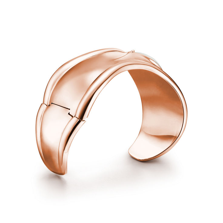 Elsa Peretti®:Small Bone Cuff in Rose Gold with White Jade image number 4