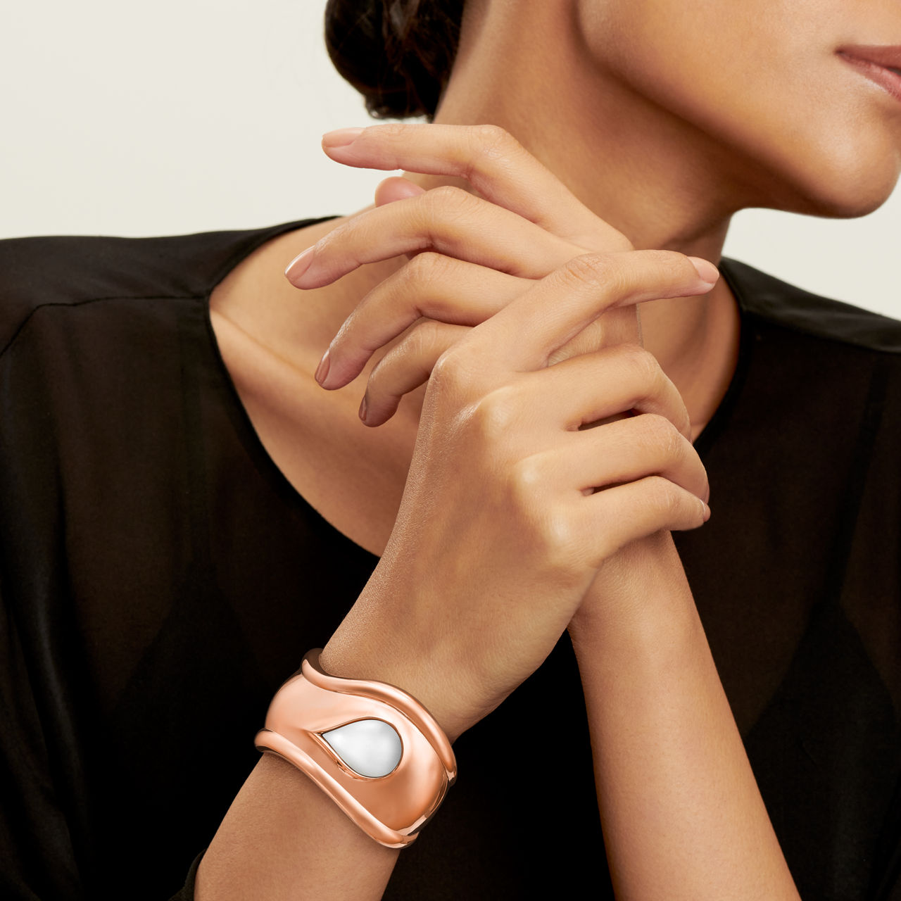 Brazalete Bone pequeño en oro rosa con jade blanco