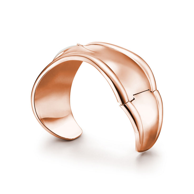 Elsa Peretti®:Small Bone Cuff in Rose Gold with White Jade image number 4