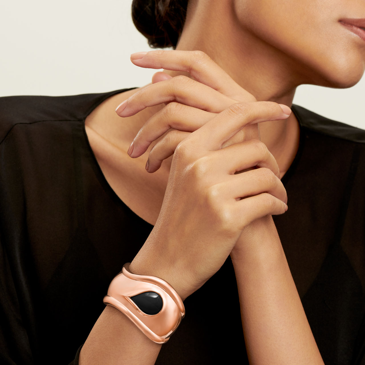 Brazalete Bone pequeño en oro rosa con jade negro