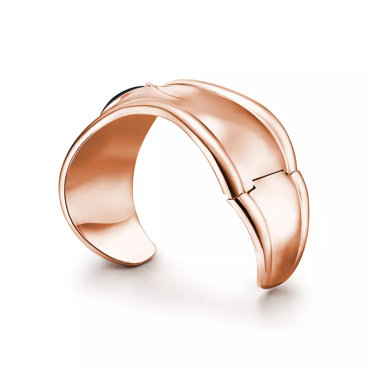 Elsa Peretti®:Small Bone Cuff in Rose Gold with Black Jade, 4
