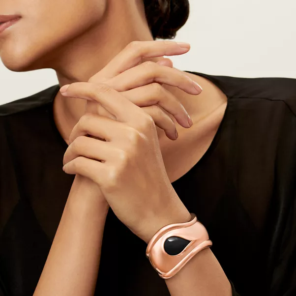 Kleiner Bone Cuff in Roségold mit schwarzer Jade