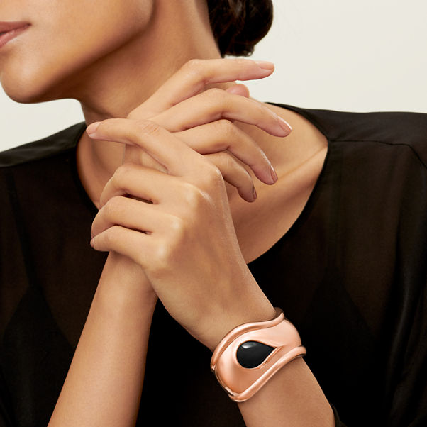 Elsa Peretti®:Kleiner Bone Cuff in Roségold mit schwarzer Jade