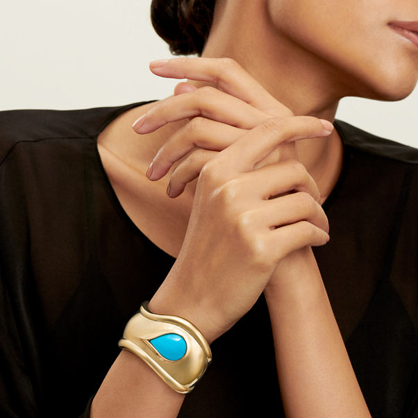 Elsa Peretti®:Small Bone Cuff in Yellow Gold with Turquoise