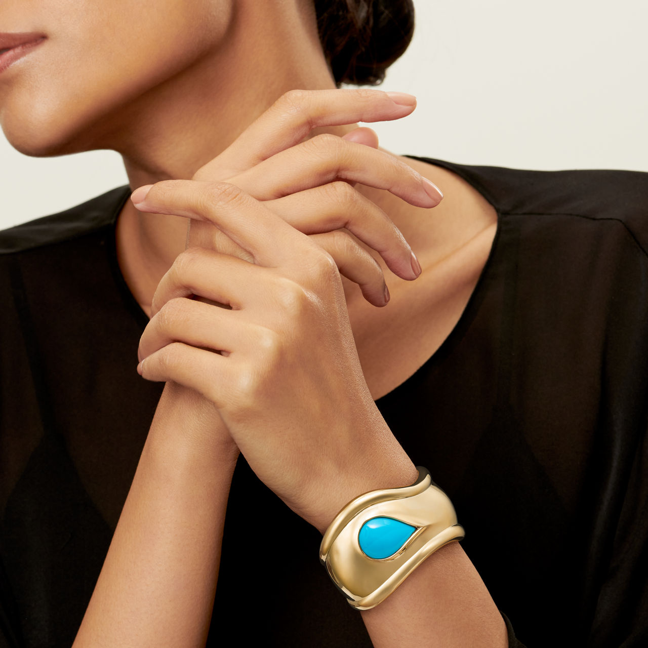 Kleiner Bone Cuff in Gelbgold mit Türkis