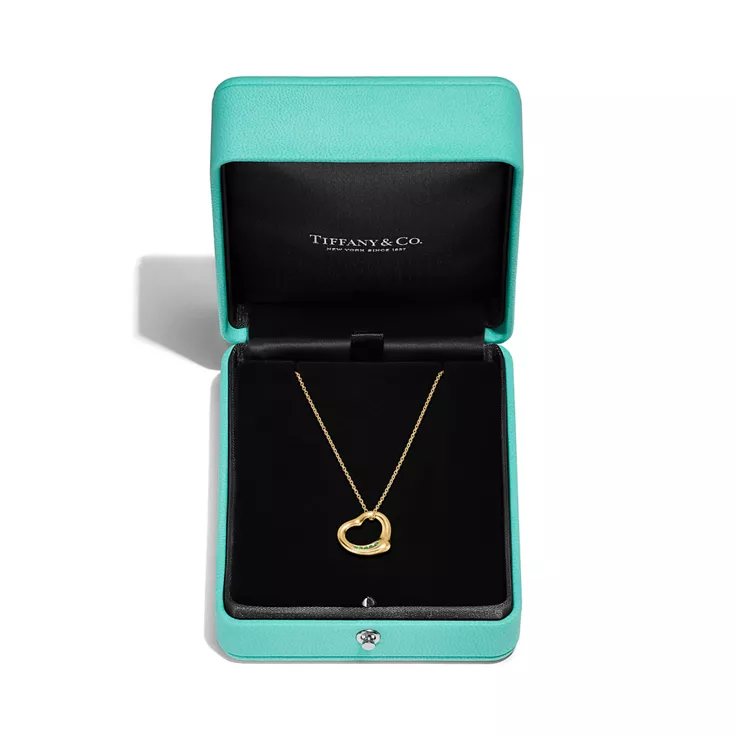 Elsa Peretti&reg;:Open Heart Pendant in Yellow Gold with Emeralds, 16 mm, 4