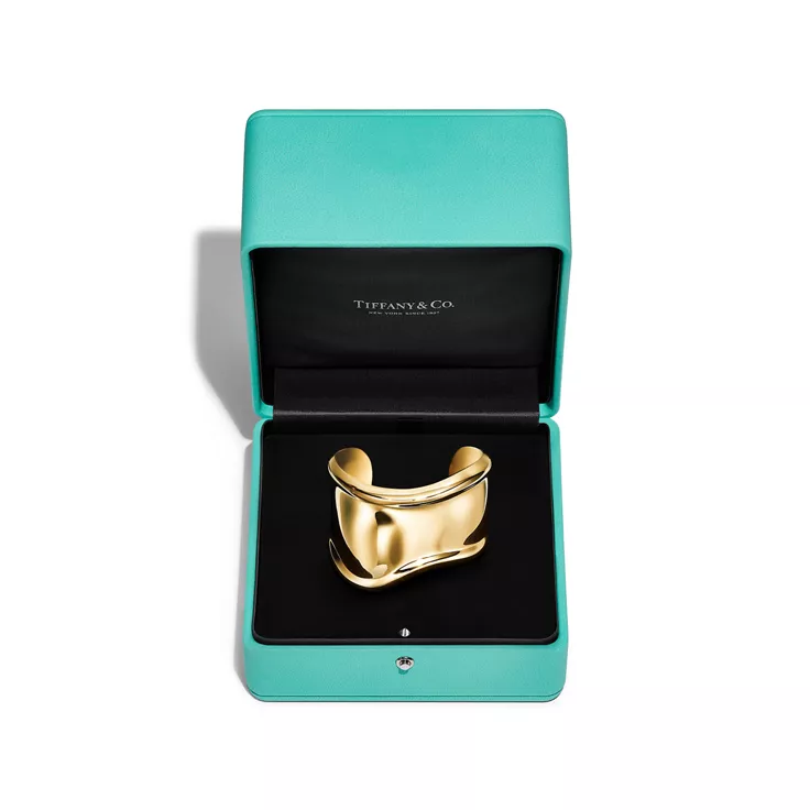 Elsa Peretti®:Small Bone Cuff in Yellow Gold, 4