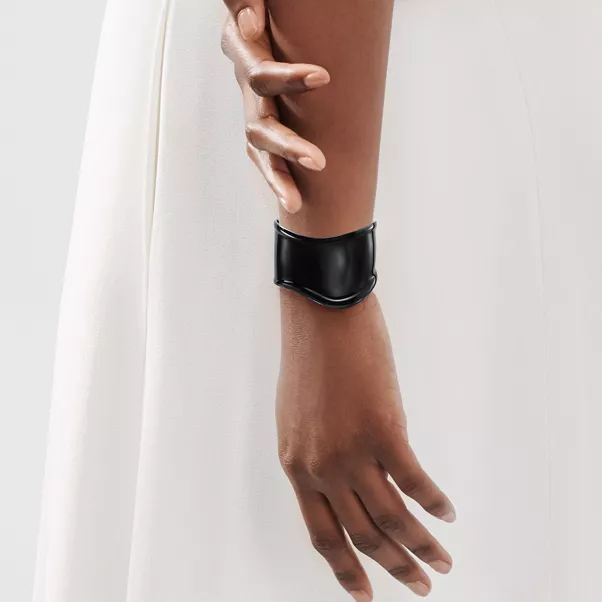 Elsa Peretti&reg;:Manchette Bone Small, finition noire sur cuivre. Largeur&nbsp;: 43&nbsp;mm.