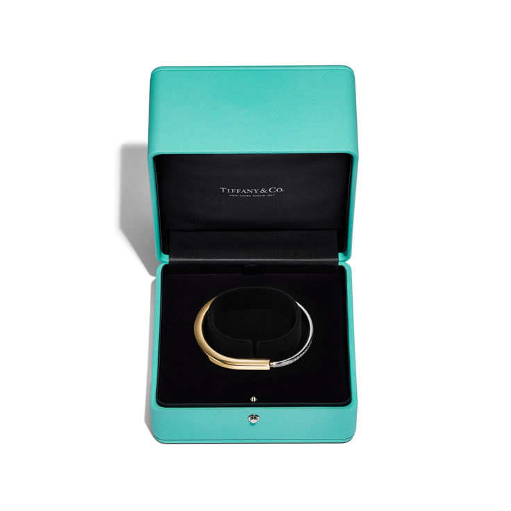 Tiffany Lock:Bracelet jonc en or jaune et blanc 18 carats et pavé de diamants demi-cercle numéro dimage {1}