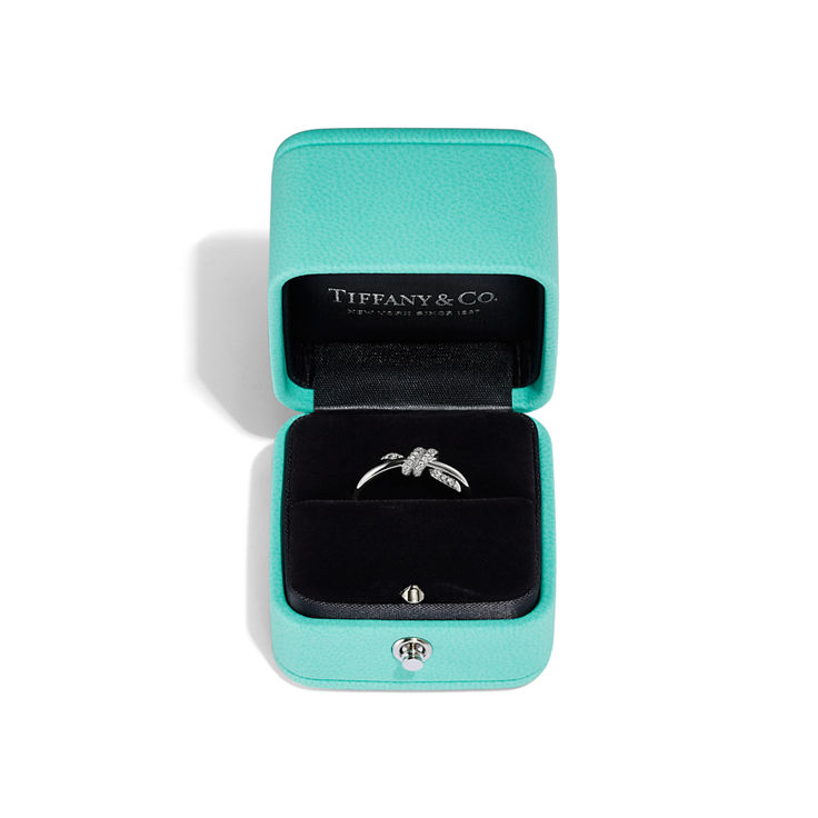 Tiffany Knot:Bague en or blanc 18 carats et diamants numéro dimage {1}