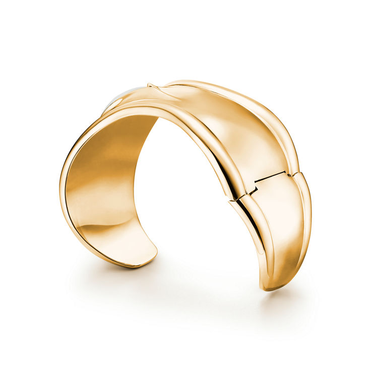 Elsa Peretti®:Small Bone Cuff in 18k Gold with White Jade image number 4