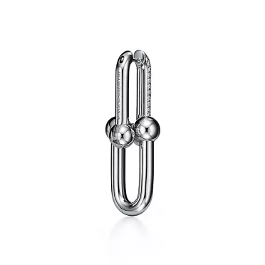 Collezione HardWear by Tiffany:Orecchini a maglie grandi in oro bianco con pavé di diamanti, 3