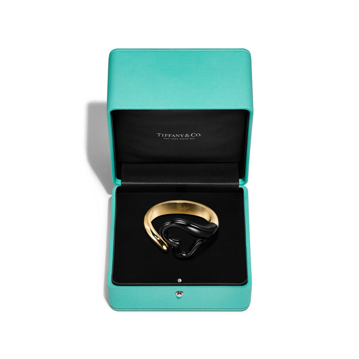 Elsa Peretti®:Open Heart Cuff in Yellow Gold with Black Jade image number 4