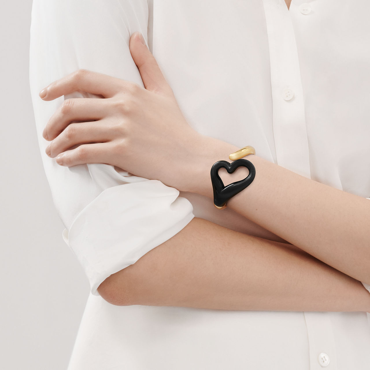 Brazalete Open Heart de oro amarillo con jade negro