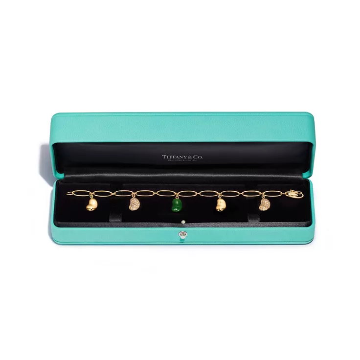 Elsa Peretti®:Bean® design Bracelet in Gold with Diamonds & Green Nephrite Jade, 4