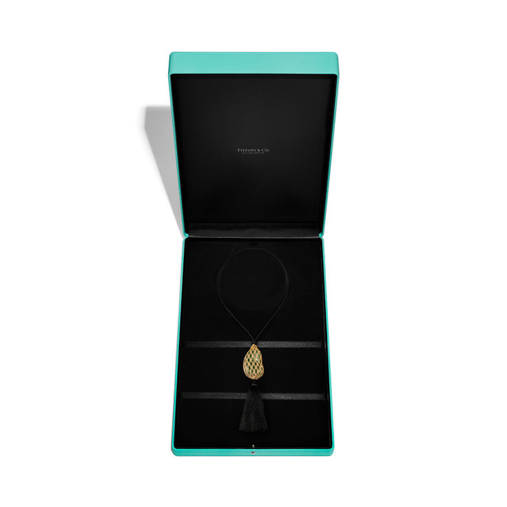 Elsa Peretti® Bean® design:Necklace of Green Jade with Yellow Gold, 29 x 50 mm image number 5