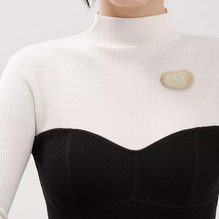 Elsa Peretti®:Bean® design Brooch in Yellow Gold with Pavé Diamonds, 4