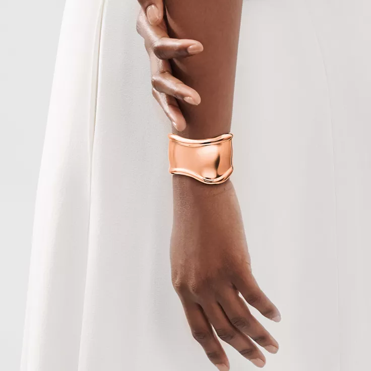Elsa Peretti&reg;:Small Bone Cuff in Rose Gold, 43 mm Wide, 1