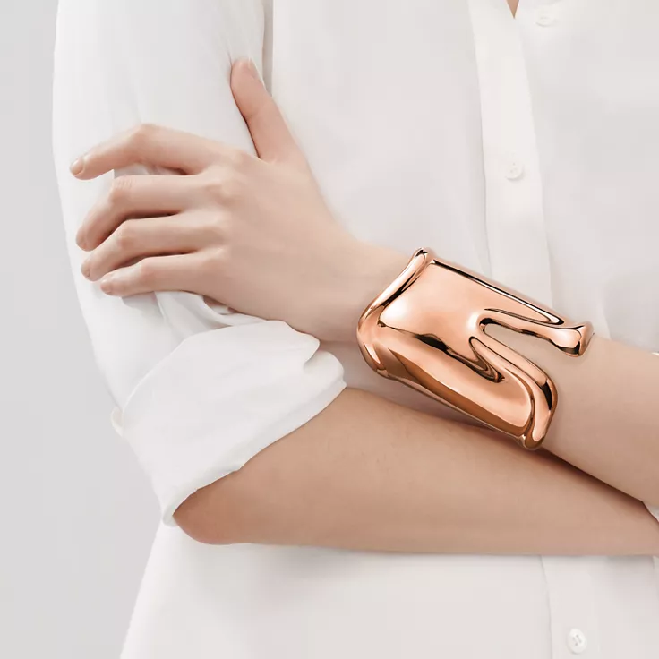 Elsa Peretti&reg;:Large Bone Cuff in Rose Gold, 95 mm Wide, 1
