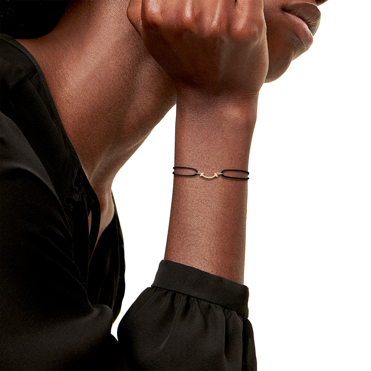 Smile Armband in Gelbgold an einer schwarzen Kordel
