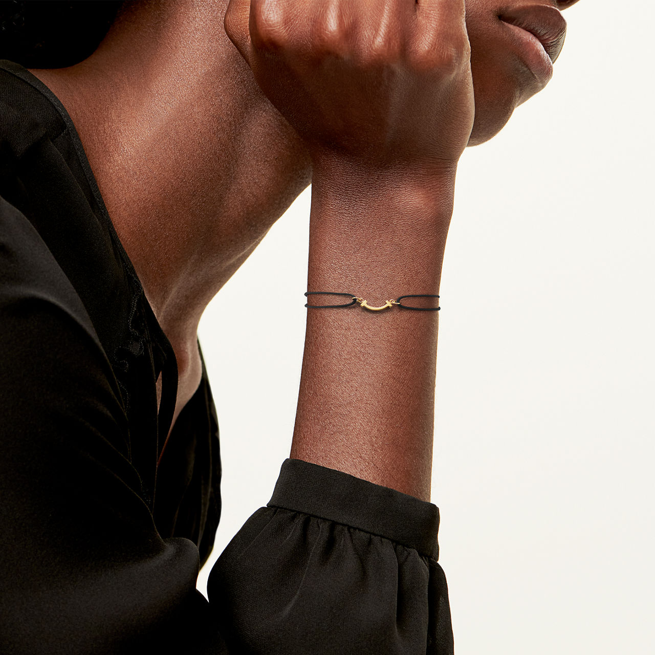 Bracciale Smile in oro giallo su cordino nero