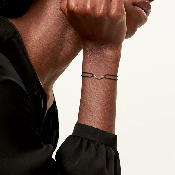 Smile Armband in Roségold an einer schwarzen Kordel mit Diamanten
