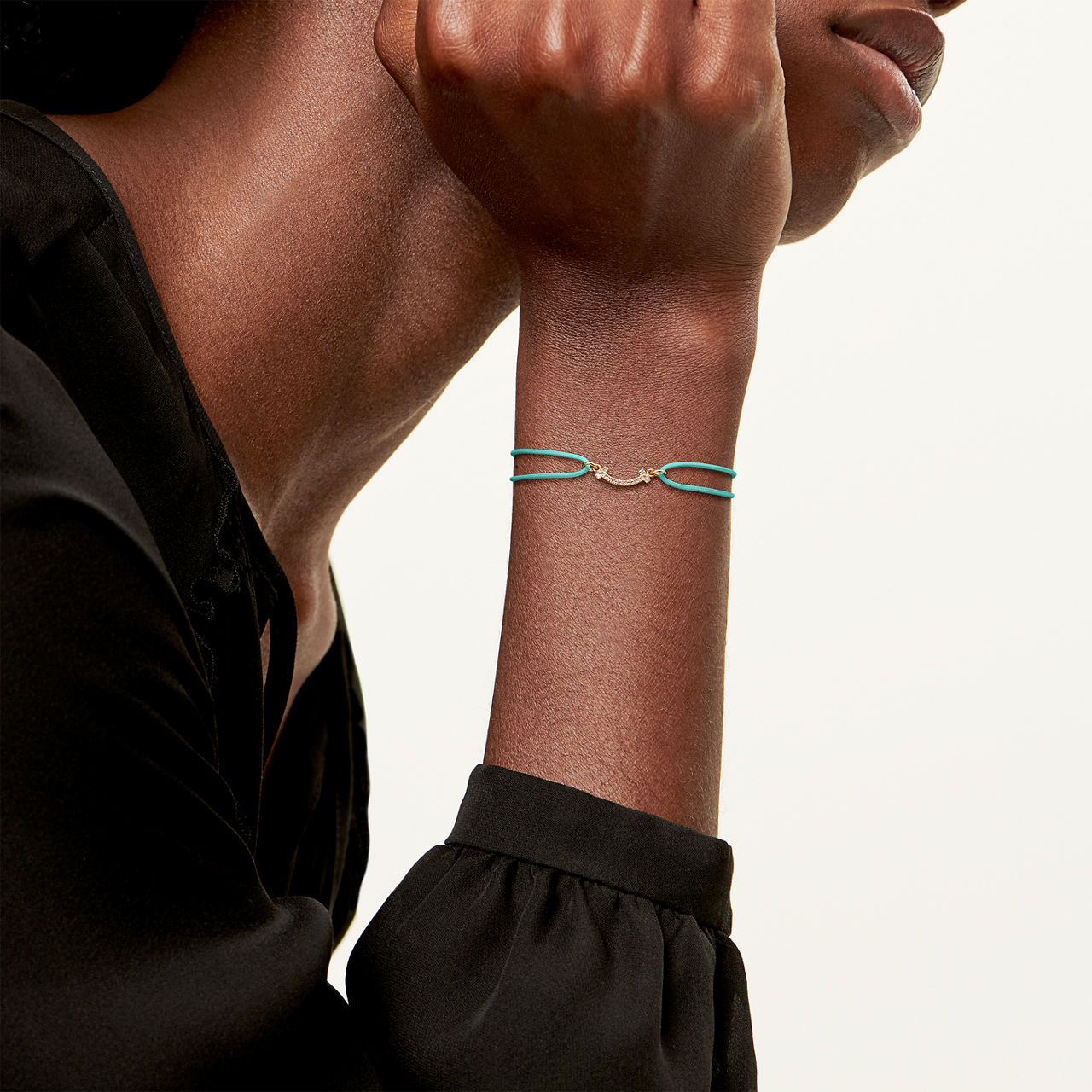 Smile Armband in Gelbgold an einer blauen Kordel mit Diamanten