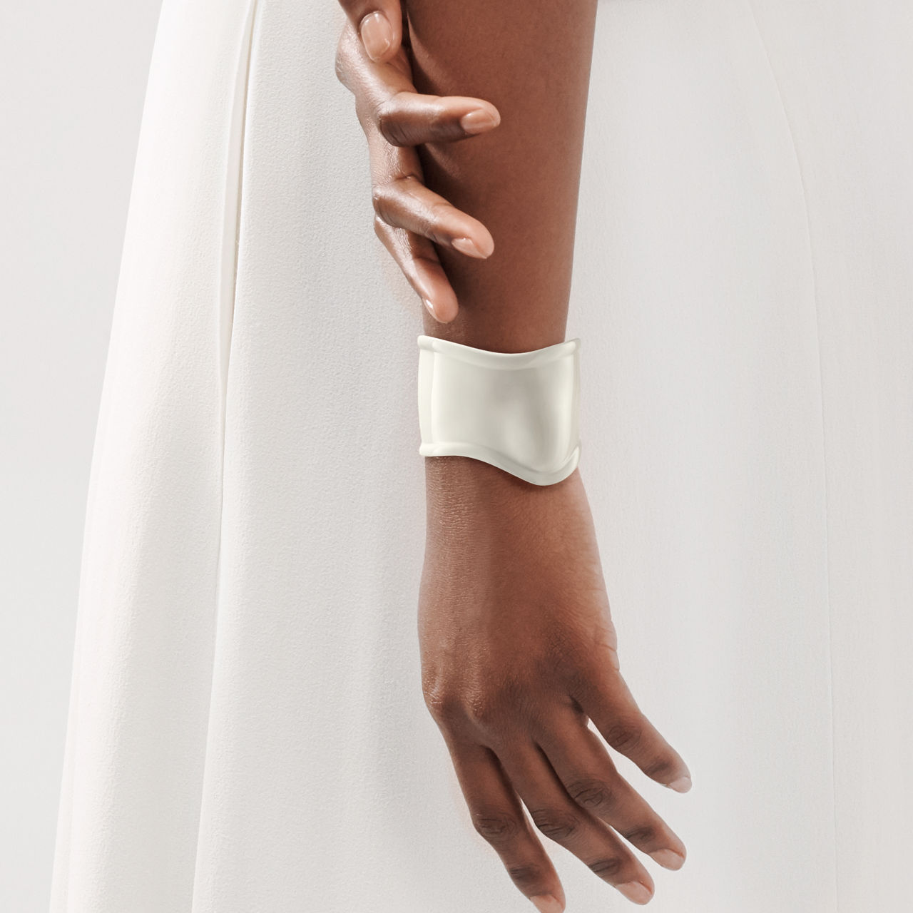 Brazalete Bone mediano con acabado blanco sobre cobre