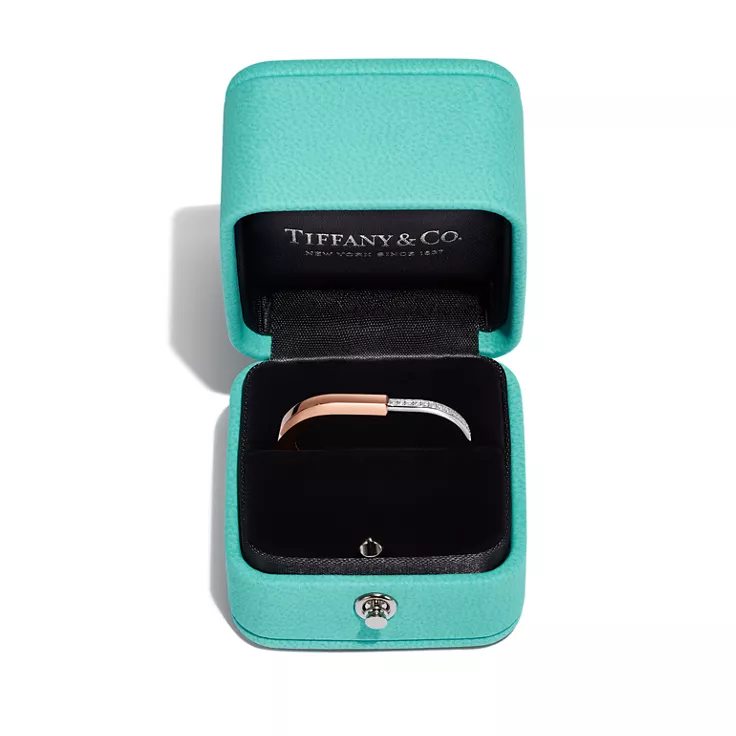 Tiffany Lock :Bague à deux doigts en or 18 carats rose et blanc avec diamants, 4