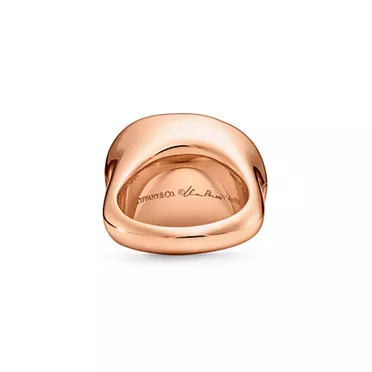 Elsa Peretti®:Cabochon Ring in Rose Gold with Rock Crystal, 3
