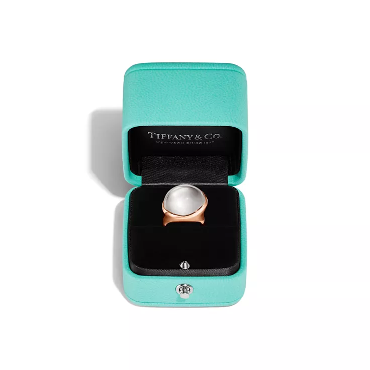Elsa Peretti®:Cabochon Ring in Rose Gold with Rock Crystal, 4