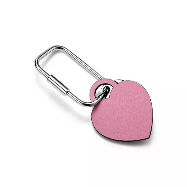 Mosquetón con insignia de corazón en piel de color morganita