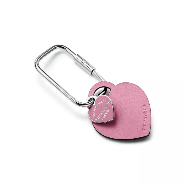 Mosquetón con insignia de corazón en piel de color morganita