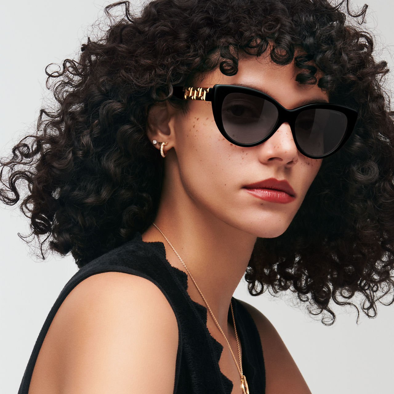 Sonnenbrille aus schwarzem Acetat mit dunkelgrauen Gläsern