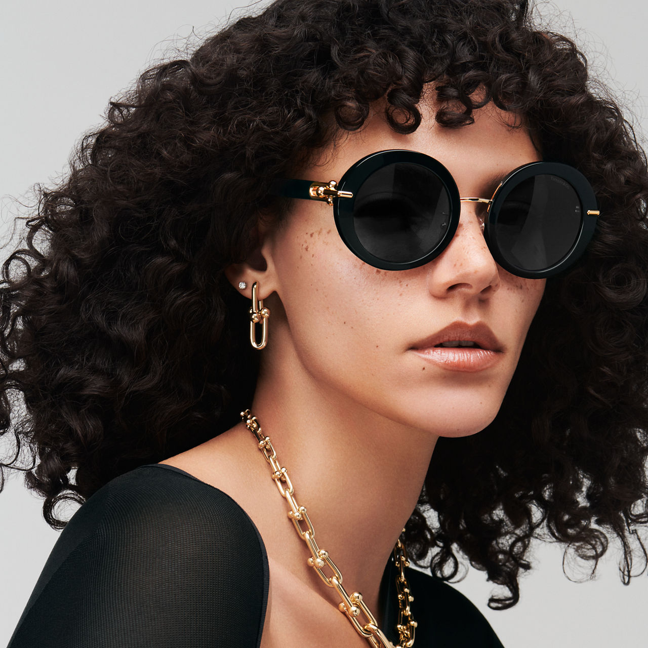 Sonnenbrille aus schwarzem Acetat mit dunkelgrauen Gläsern