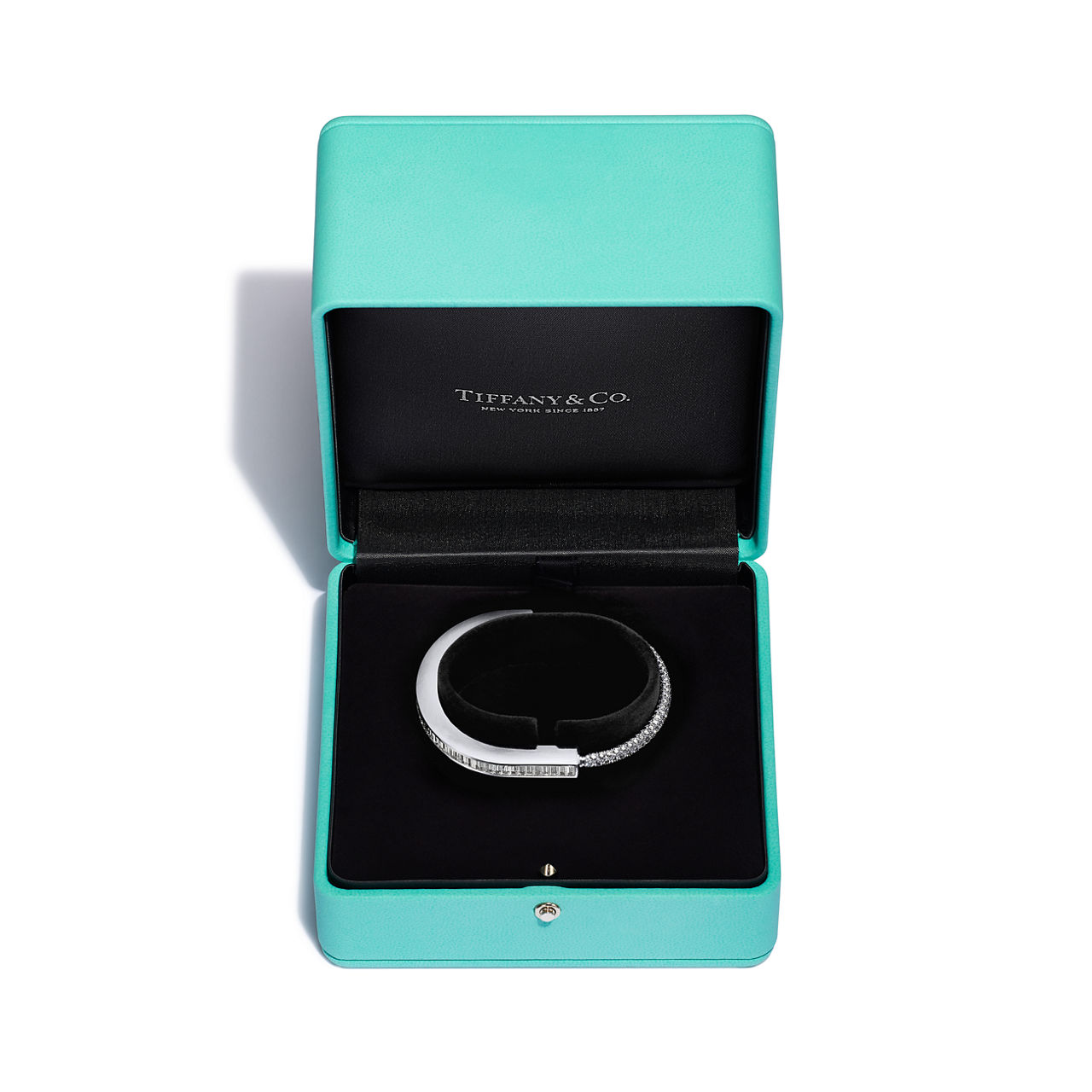 Tiffany Lock:Bracelet jonc en or blanc 18 carats avec diamants pavés et taille baguette numéro dimage {1}