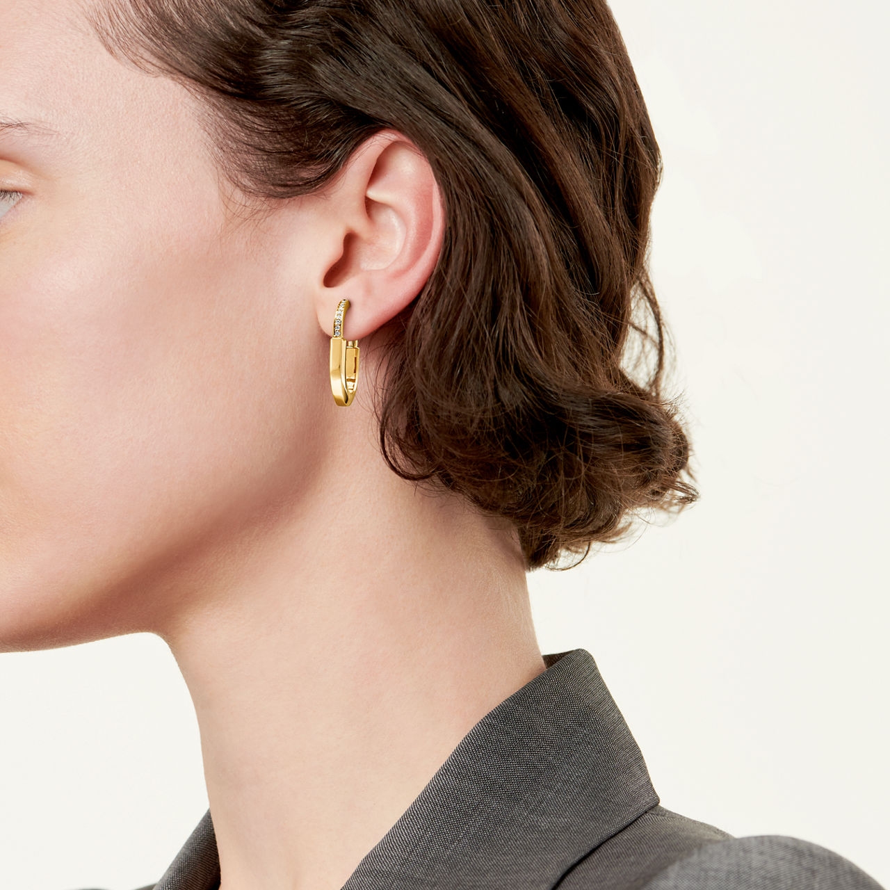 Pendientes en oro amarillo con diamantes, tamaño mediano