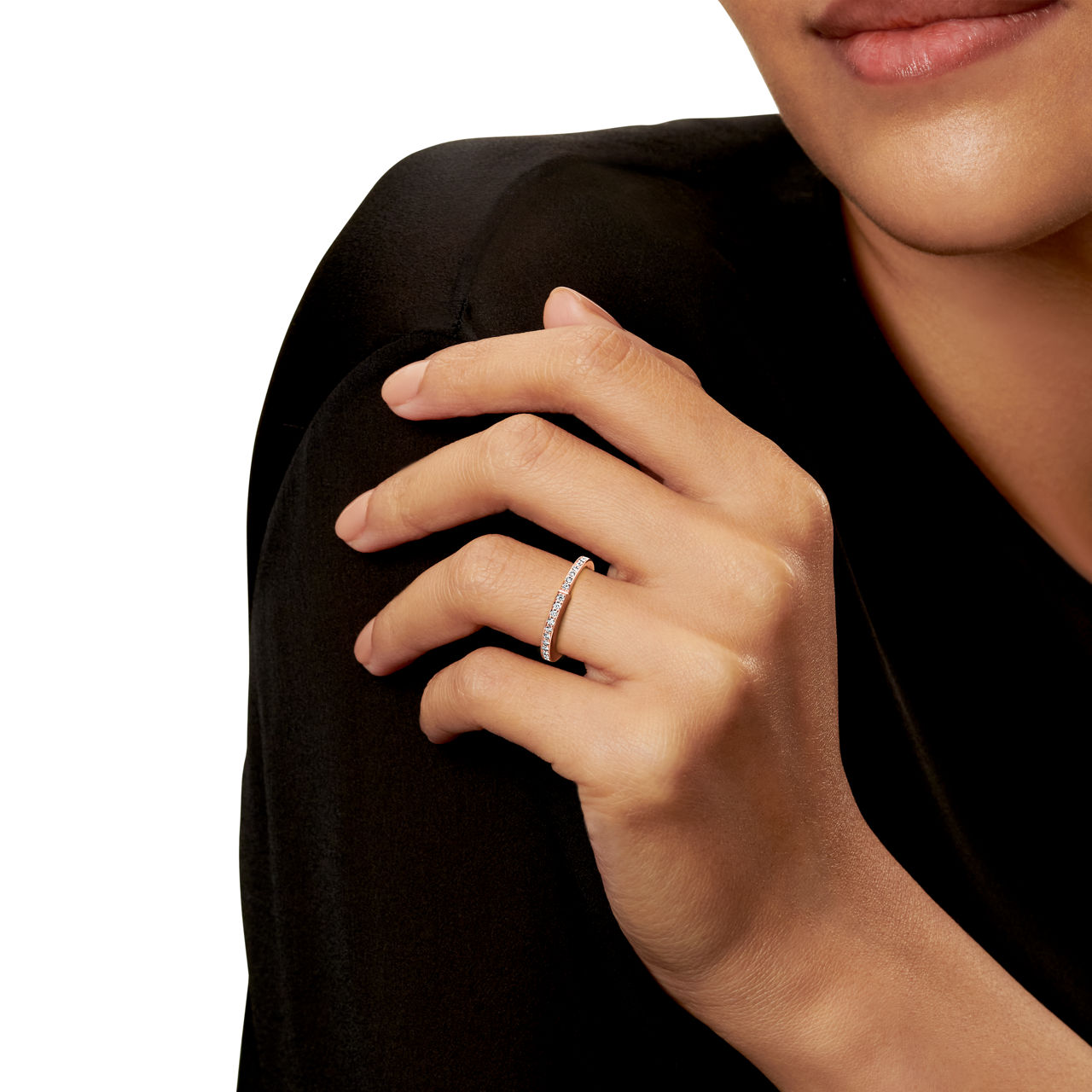 Anillo de oro rosa con diamantes en pavé